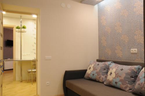 波尔塔瓦Yellow Loft Luxury apartments with 2 bedrooms的带沙发和墙壁的客厅