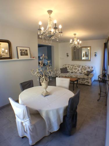 Vic-sur-AisneLe Gîte du Château的一间用餐室,配有一张桌子和花瓶