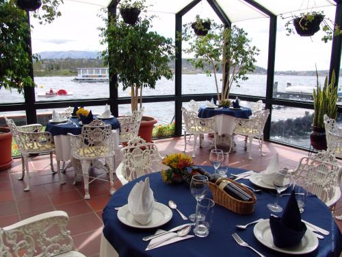 奥塔瓦洛普尔托拉格乡间度假村的享有水景的用餐室