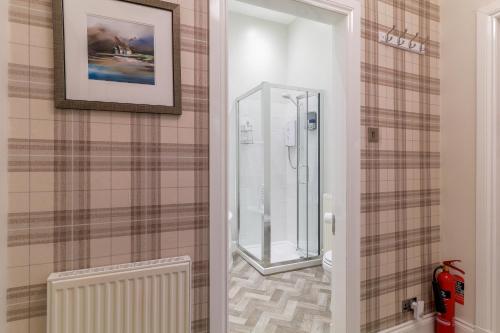 米尔盖West Highland Apartments Milngavie - The Nevis的带淋浴和卫生间的浴室。