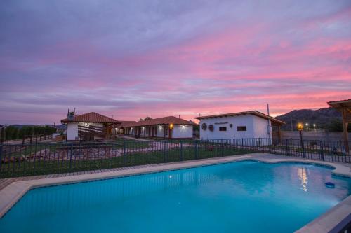 圣克鲁兹Hotel El Molino的一座享有日落美景的游泳池