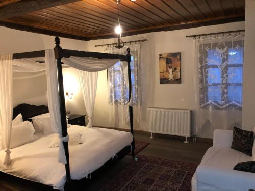 埃泽萨维奥西四季酒店的一间卧室配有四柱床和沙发