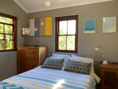 努尔德霍克Sapphire Studio的一间卧室设有一张床和两个窗户。