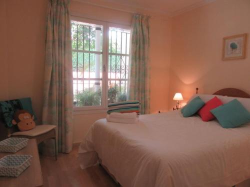 EsteponaApartment near Puerto Banus的一间卧室设有一张大床和一个窗户。