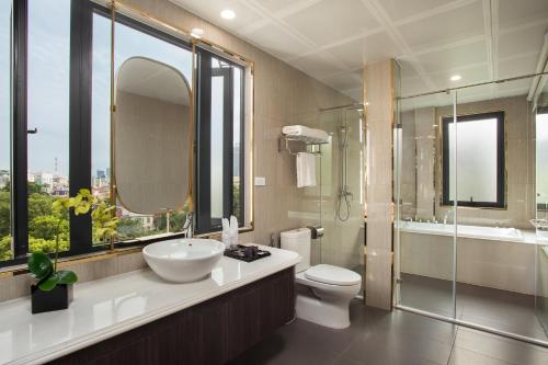 河内Hanoi L'Heritage Diamond Hotel & Spa的一间带水槽、卫生间和淋浴的浴室