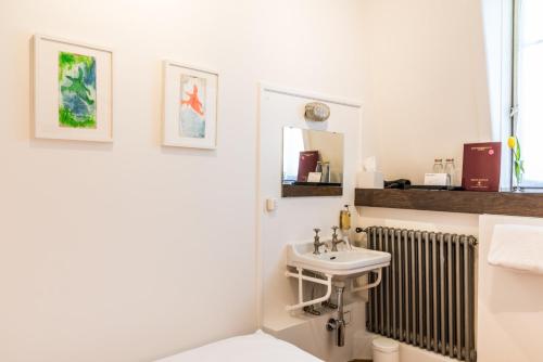 卢塞恩卢塞恩美好居住酒店的白色的浴室设有水槽和散热器