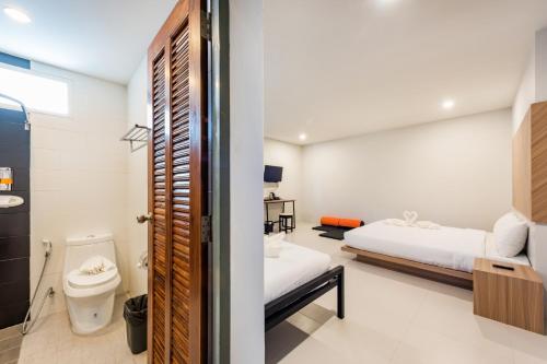 查龙Phuket Marine Poshtel - SHA Plus的一间卧室配有一张床,一间卫生间位于客房内