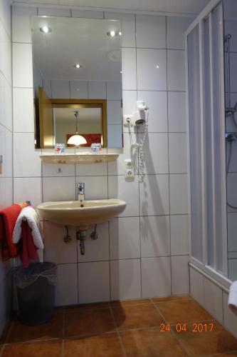 Motten盖斯特霍夫酒店的一间带水槽和镜子的浴室