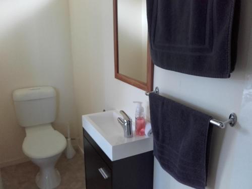 韦斯特波特日落汽车旅馆的一间带卫生间、水槽和镜子的浴室