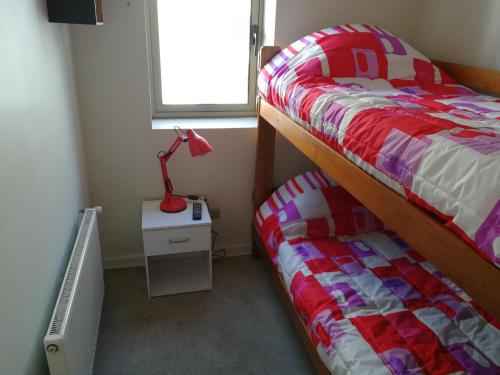 圣地亚哥Excelente departamento en Las Condes的一间卧室,配有一张床和床头灯