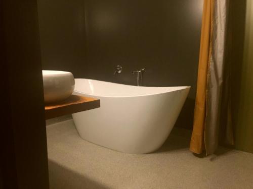 TuatapereThe Cliffs Seaside Lodge的浴室内设有一个白色浴缸