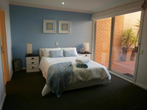 卡尔斯Cowes Beachfront Retreat的一间卧室设有一张床和一个大窗户