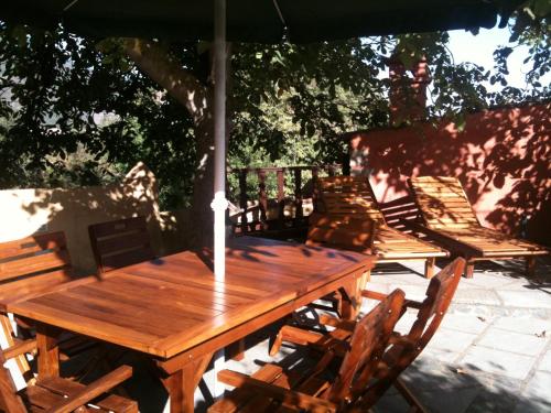 洛斯雷亚莱霍斯拉斯维加斯兰纳达斯乡村酒店的一把伞下的木桌和椅子