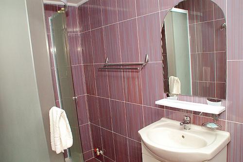 曼加利亚Vila Maritimo的一间带水槽和镜子的浴室