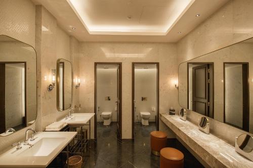 仰光怡东酒店的一间浴室