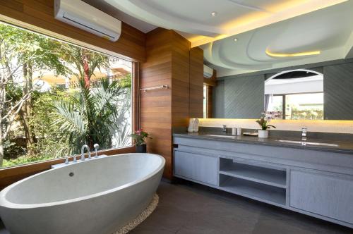 卡伦海滩Karon Beach Pool Villa - Sha Extra Plus的一间带大浴缸和大窗户的浴室
