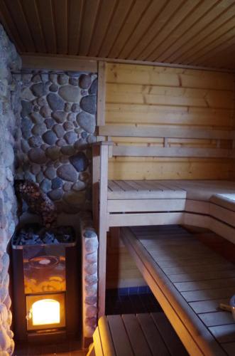 OravisaloTopin Tuvat的小木屋内带壁炉的桑拿浴室