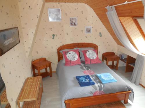 DirinonChambre d'hôtes proche de Brest et Landerneau的一间卧室配有一张带岩石墙的床
