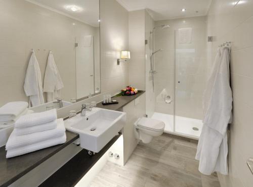 奥斯赛拜-屈隆斯博恩库伦斯伯恩最大海滩酒店的一间带水槽、卫生间和淋浴的浴室