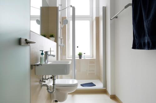 柏林Apartment KATZBACH - Cozy Family & Business Flair welcomes you - Rockchair Apartments的浴室配有卫生间、盥洗盆和淋浴。