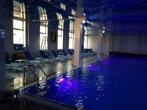 敖德萨Асташкина的一座建筑中一座带紫色灯的大型游泳池