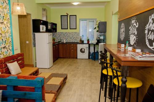 第聂伯罗Capsularhouse Hostel的一间带冰箱和桌子的厨房