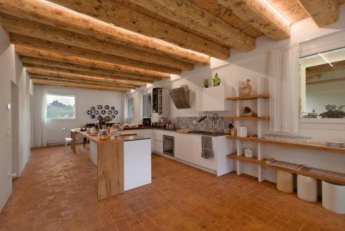 Agriturismo Relais Maddalene101的厨房或小厨房