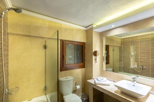 尼奥楚里翁尼夫罗斯度假酒店及Spa中心的浴室配有卫生间、盥洗盆和淋浴。