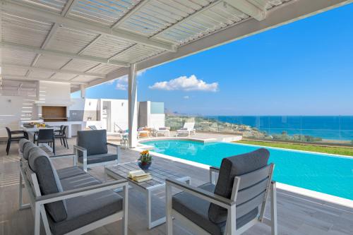 林都斯Villa Gaia的别墅 - 带游泳池和桌椅