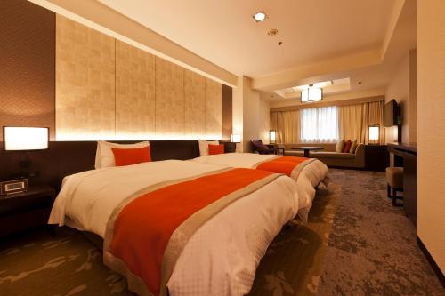 盛冈盛冈附楼大酒店的酒店客房设有一张大床和一张书桌。