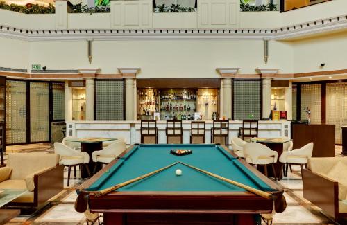 新德里苏尔亚酒店内的一张台球桌