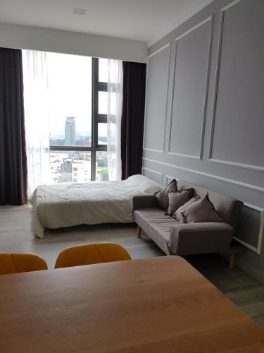 吉隆坡Robertson by MiRic的客厅配有床、沙发和窗户