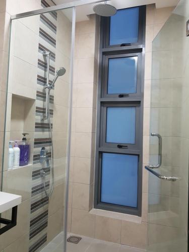 吉隆坡Robertson by MiRic的带淋浴的浴室和玻璃门