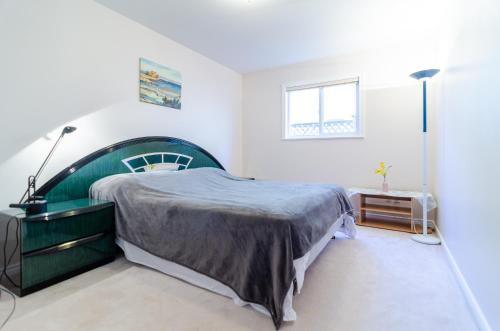 新威斯敏斯特Great Guest Suite in a Gorgeous House的一间卧室设有一张大床和一个窗户。