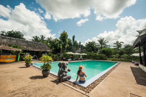 Luang Prabang chanon hotel内部或周边的泳池