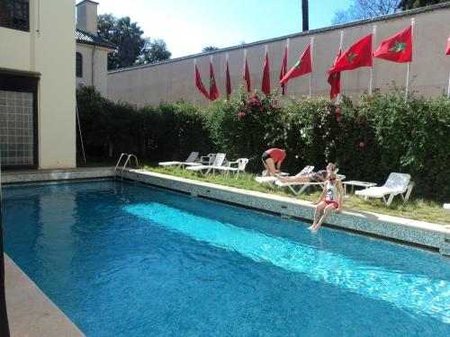 非斯巴塔酒店的跳进游泳池的女人