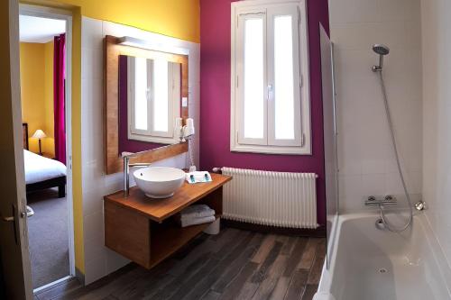 阿雷斯沙粒酒店的浴室配有盥洗盆和浴缸。