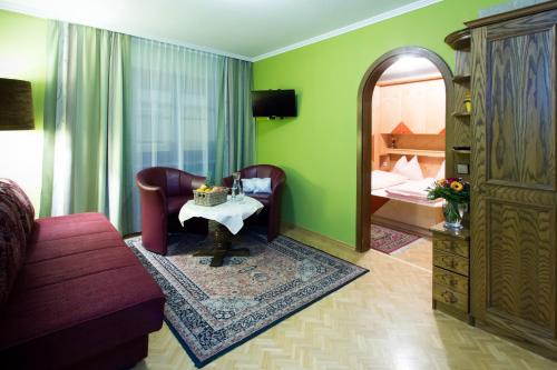 拉德施塔特布鲁格乐尔酒店的带沙发和镜子的客厅