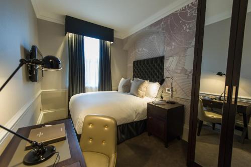 The Ampersand Hotel - Small Luxury Hotels of the World客房内的一张或多张床位