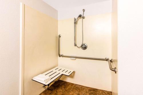 山谷Quality Inn Valley - West Point的浴室内设有带长凳的卫生间
