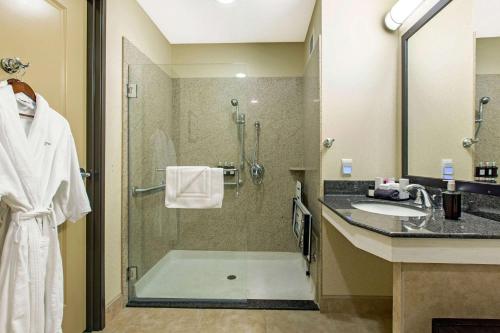 The Oaks Hotel & Suites的一间浴室