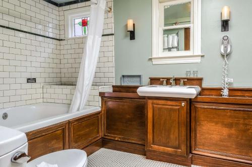 Hotel Napa Valley, Ascend Hotel Collection的一间浴室
