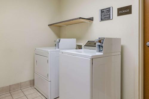 斯普林代尔品质套房酒店的洗衣房配有洗衣机和烘干机及盒子