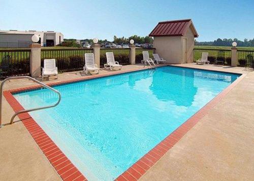 派恩布拉夫Quality Inn & Suites Pine Bluff AR的一个带躺椅的大型蓝色游泳池