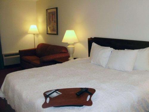 瑟西Quality Inn & Suites Searcy I-67的一间酒店客房,配有一张带托盘的床