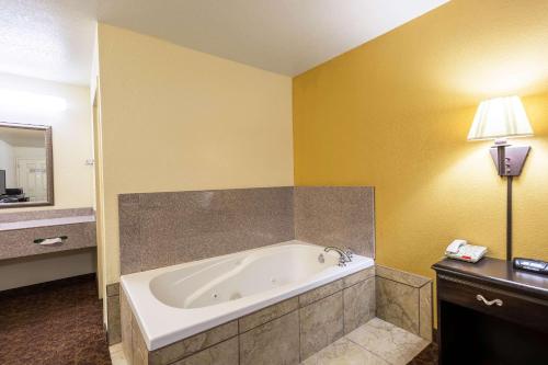 瑟西Econo Lodge Inn & Suites Searcy的一间带浴缸的浴室