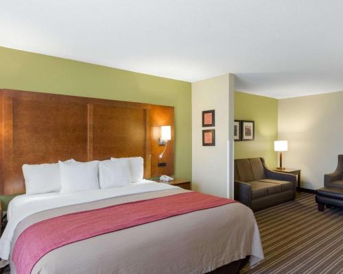 Comfort Inn & Suites Fayetteville-University Area客房内的一张或多张床位
