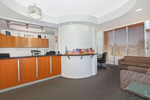 布里斯班Comfort Inn & Apartments Northgate Airport的办公室,带厨房和柜台的房间