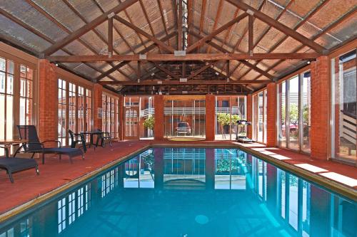 巴拉腊特Main Lead Ballarat Motel的一座带大型天花板的别墅内的游泳池