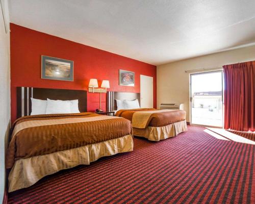 佩吉鲍威尔湖罗德威酒店 的酒店客房设有两张床和窗户。